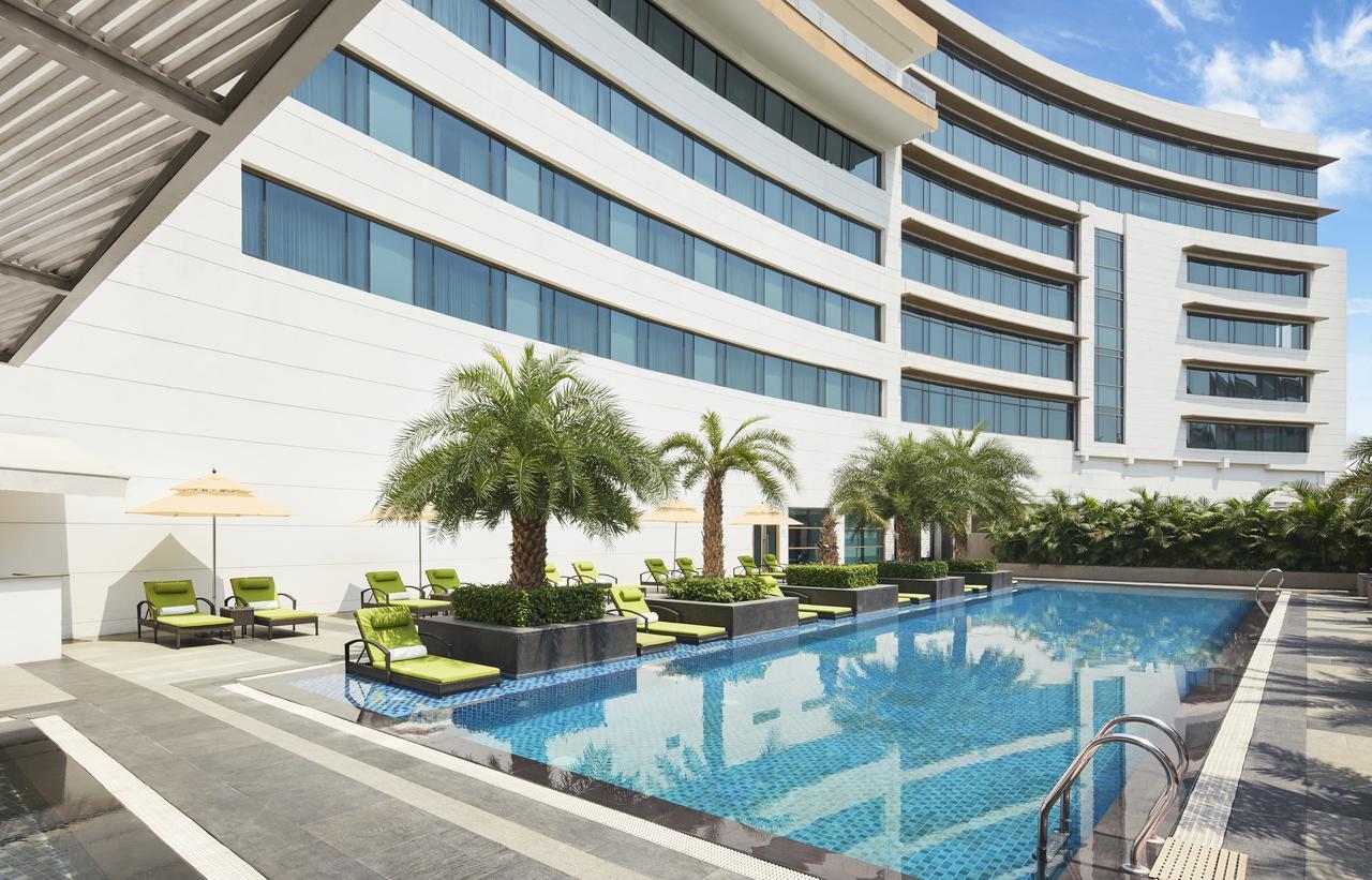 ホテル Taj Swarna, アムリトサル エクステリア 写真 The pool at the hotel