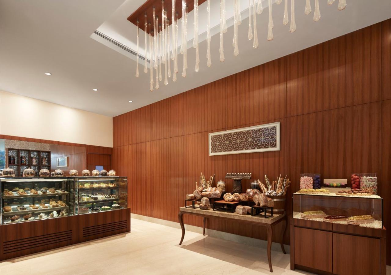 ホテル Taj Swarna, アムリトサル エクステリア 写真 The Pastry Shop
