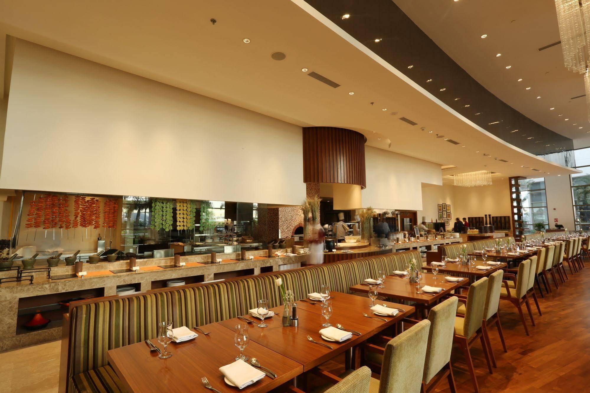 ホテル Taj Swarna, アムリトサル エクステリア 写真 The restaurant