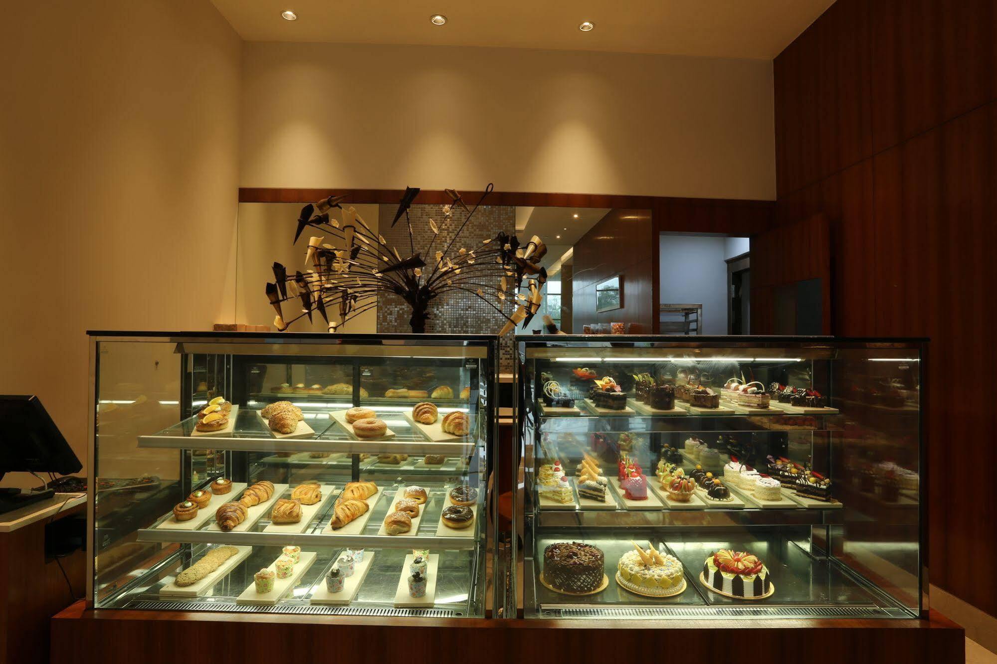 ホテル Taj Swarna, アムリトサル エクステリア 写真 A pastry display case