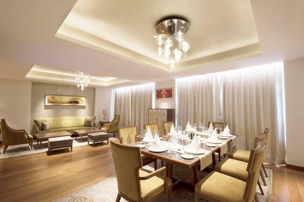 ホテル Taj Swarna, アムリトサル エクステリア 写真 A private dining room at the hotel