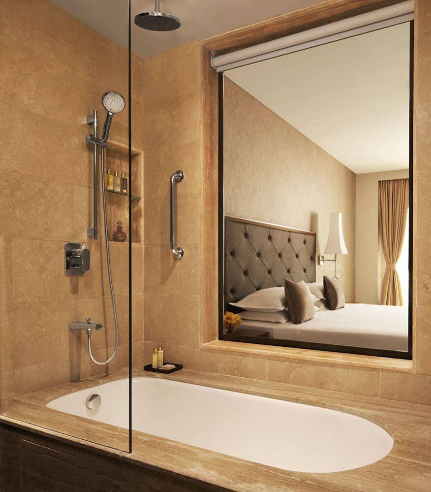 ホテル Taj Swarna, アムリトサル エクステリア 写真 Bathroom