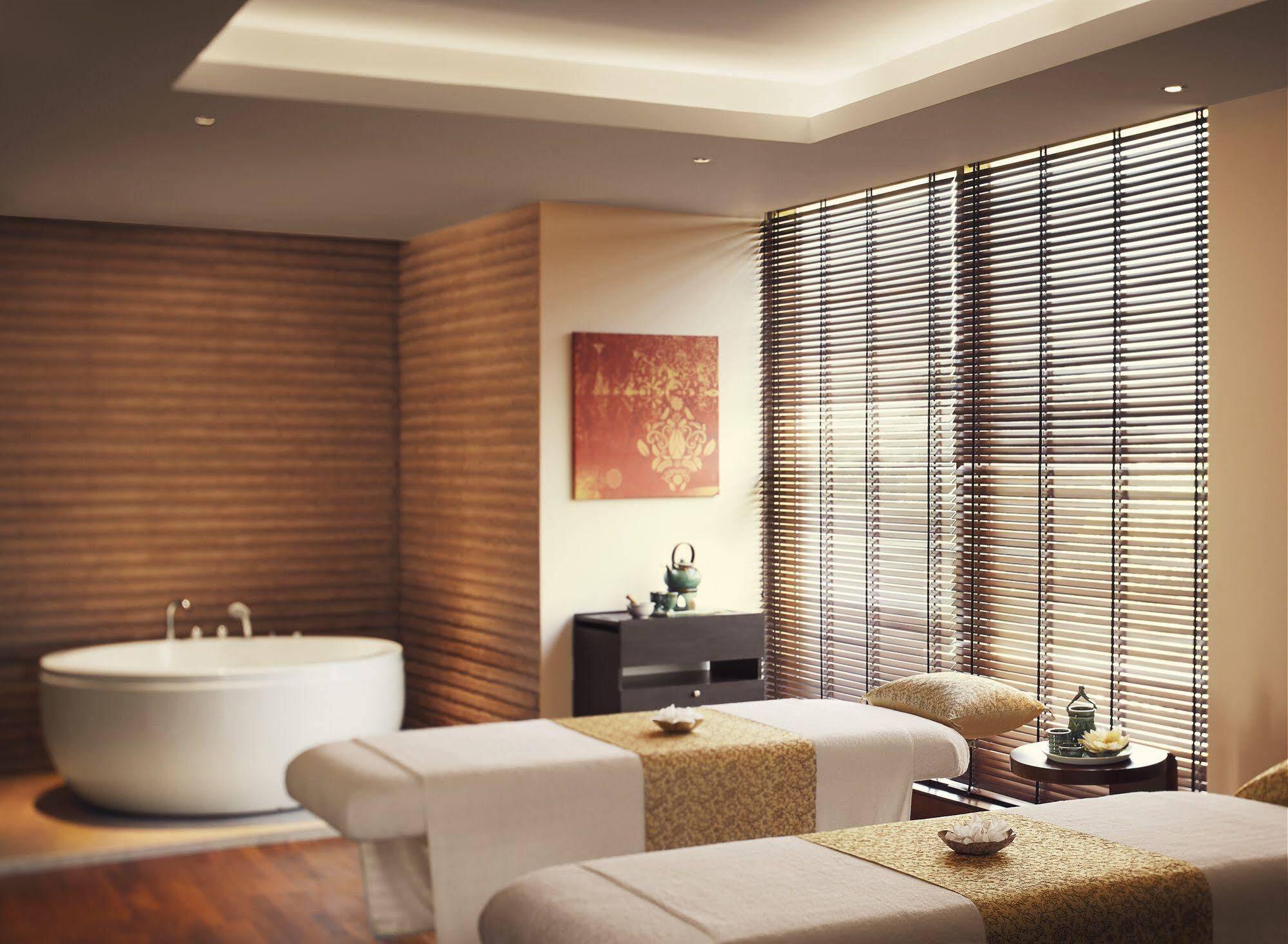 ホテル Taj Swarna, アムリトサル エクステリア 写真 A treatment room at the spa
