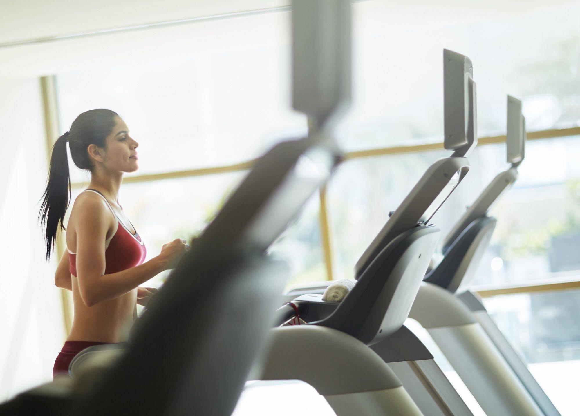 ホテル Taj Swarna, アムリトサル エクステリア 写真 A woman on a treadmill