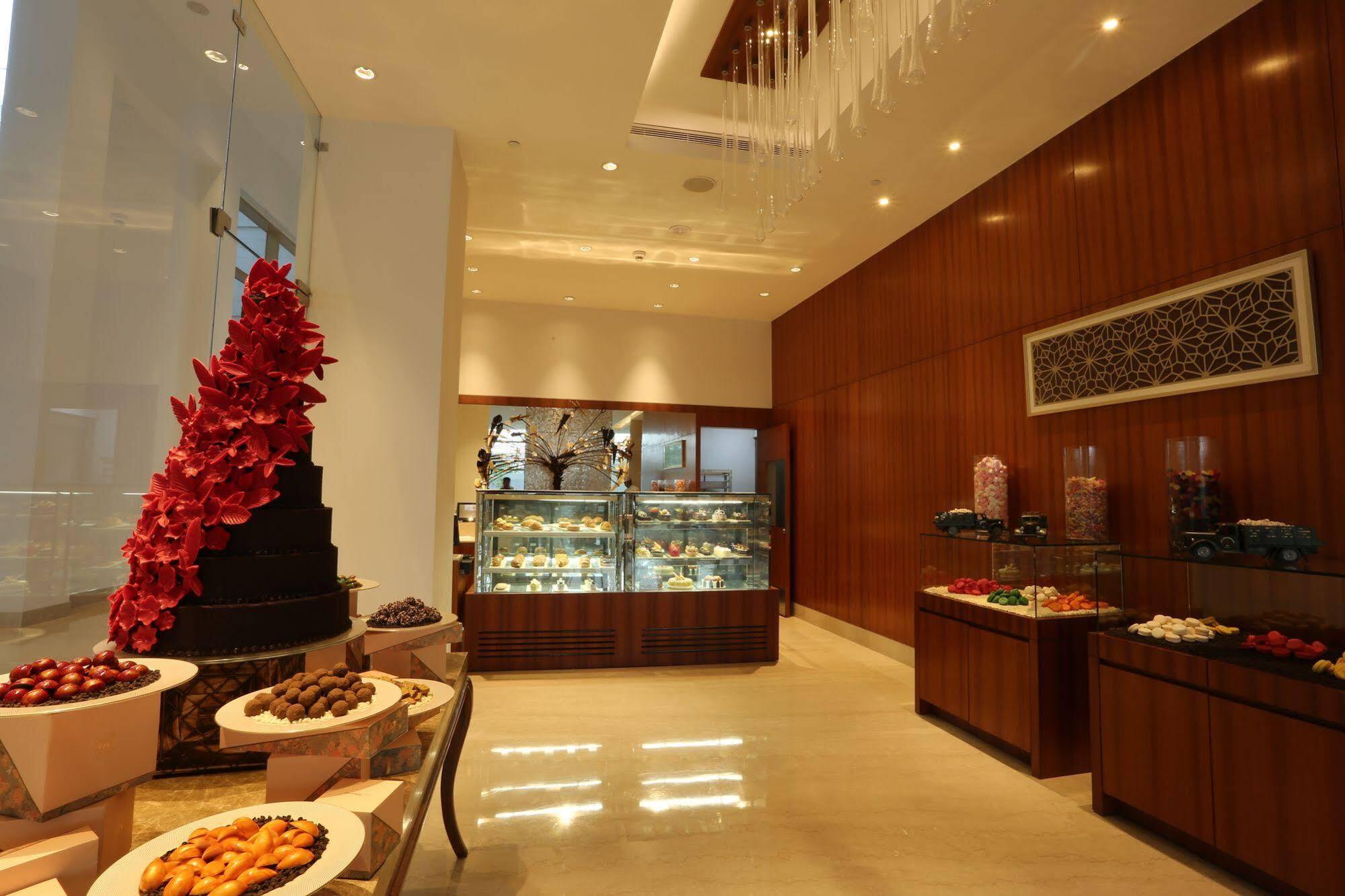 ホテル Taj Swarna, アムリトサル エクステリア 写真 The Pastry Shop