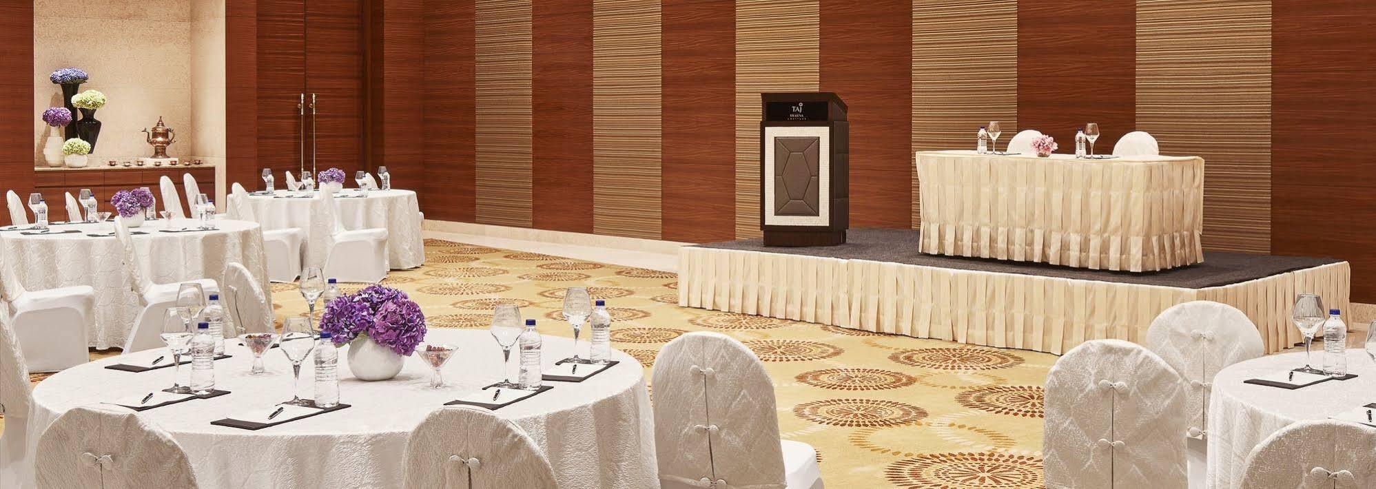 ホテル Taj Swarna, アムリトサル エクステリア 写真 A podium